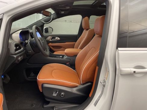 New 2026 Chrysler Pacifica Pinnacle w/ Trailer Tow Group image 15