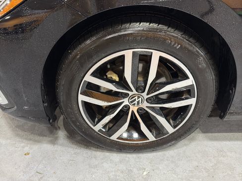 Used 2025 Volkswagen Jetta SE FWD image 9