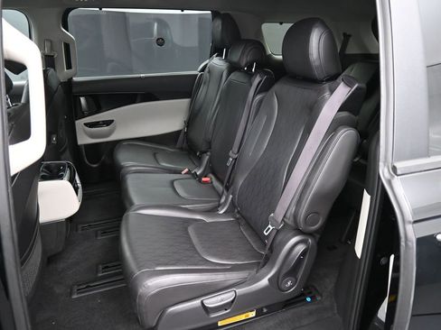 Used 2023 Kia Carnival EX image 21