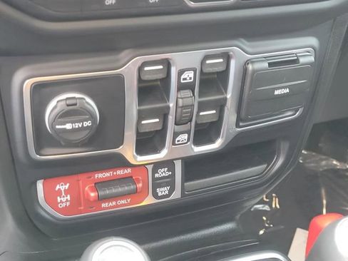 Used 2020 Jeep Gladiator Rubicon w/ Advanced Safety Group image 30