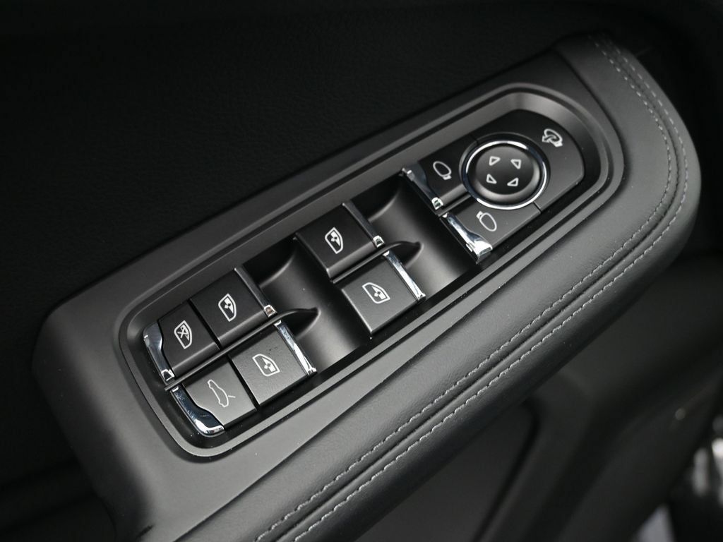 Certified 2026 Porsche Macan AWD/4WD image 19