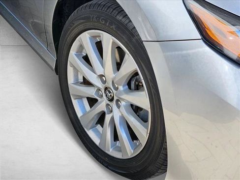 Used 2018 Toyota Camry LE image 4