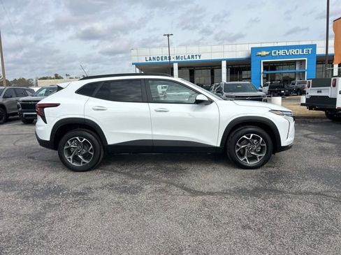 New 2026 Chevrolet Trax LT w/ Sunroof Package image 2