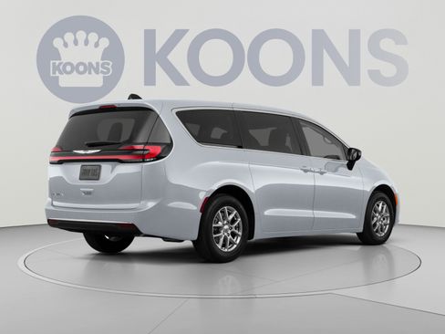 Used 2024 Chrysler Pacifica Touring-L FWD image 4