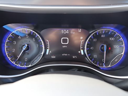 Used 2023 Chrysler Pacifica Touring-L FWD image 13