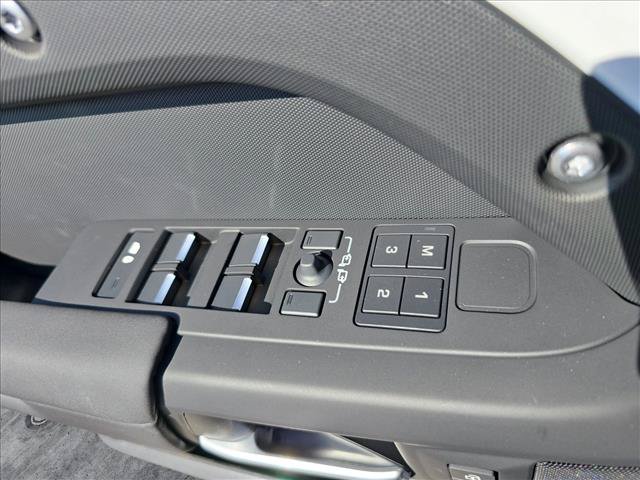 Used 2026 Land Rover Defender 110 X-Dynamic SE AWD/4WD image 27
