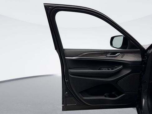 Used 2025 Jeep Grand Cherokee Limited w/ Black Appearance Package image 9