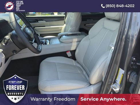 Used 2024 Jeep Wagoneer Series III w/ Premium Group I AWD/4WD image 11