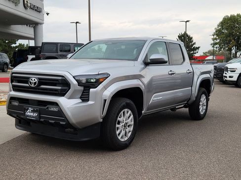 Used 2025 Toyota Tacoma SR5 AWD/4WD image 4