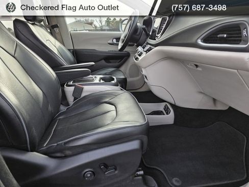 Used 2018 Chrysler Pacifica Limited image 43