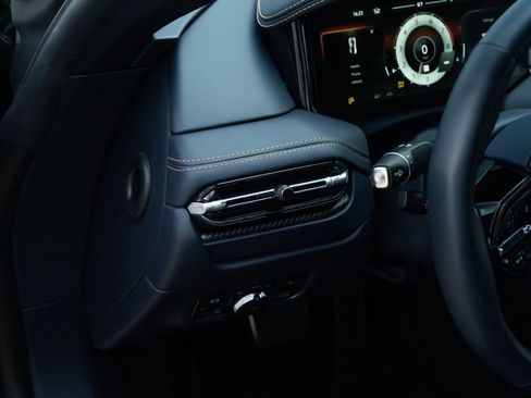 Used 2024 Aston Martin DB12 Coupe RWD image 19