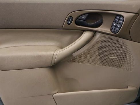 Used 2005 Ford Focus ZX4 Sedan FWD image 9