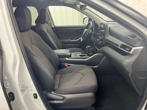 Used 2025 Toyota Highlander LE AWD/4WD image 22
