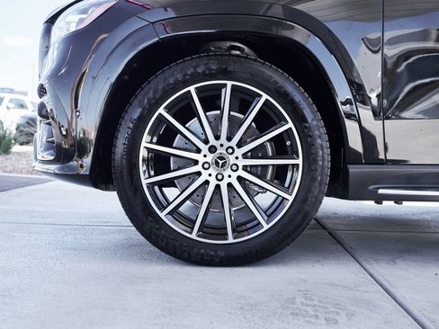 Used 2025 Mercedes-Benz GLS 580 4MATIC image 3