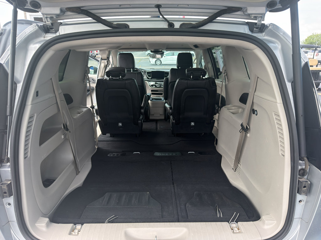 Used 2023 Chrysler Pacifica Touring-L FWD image 11