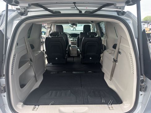 Used 2023 Chrysler Pacifica Touring-L FWD image 11