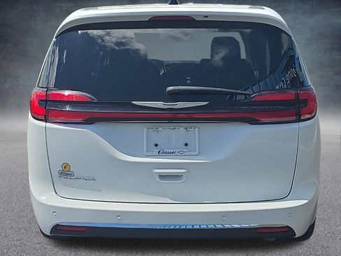 Used 2024 Chrysler Pacifica Touring-L FWD image 5