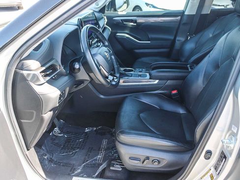 Used 2023 Toyota Highlander Limited FWD image 18
