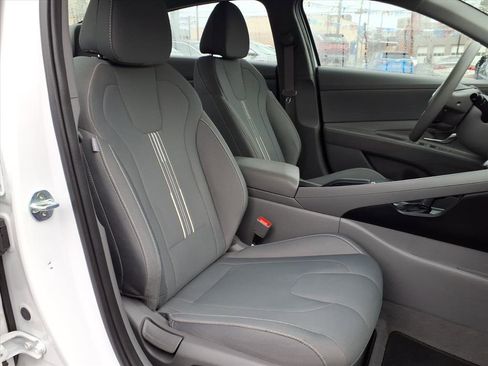 Certified 2022 Hyundai Elantra SEL w/ Preferred Accessory Package image 9