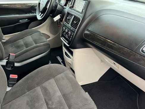 Used 2018 Dodge Grand Caravan SE w/ UConnect Hands-Free Group image 18