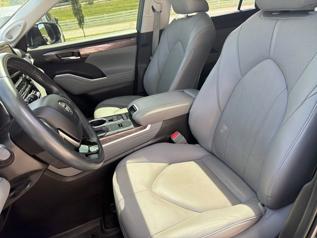 Used 2021 Toyota Highlander Limited AWD/4WD image 16
