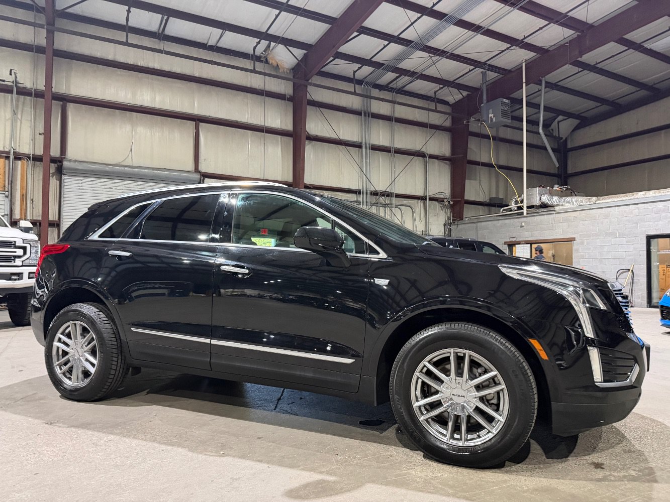 Used 2017 Cadillac XT5 FWD w/ LPO, Wheel Lock Package image 3