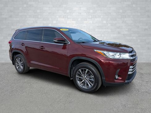Used 2018 Toyota Highlander SE image 2