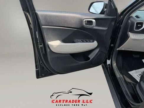 Used 2022 Hyundai Venue SEL FWD image 17