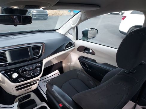 Used 2023 Chrysler Voyager LX image 11