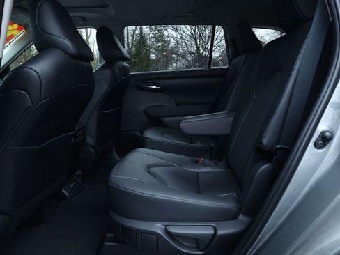 Used 2025 Toyota Highlander XLE image 12