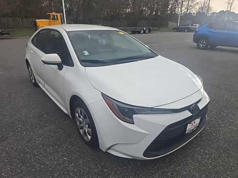 Used 2023 Toyota Corolla LE image 3