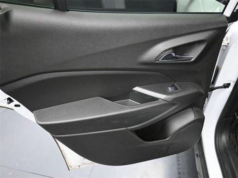 Certified 2025 Chevrolet Trax RS w/ Sunroof Package image 14