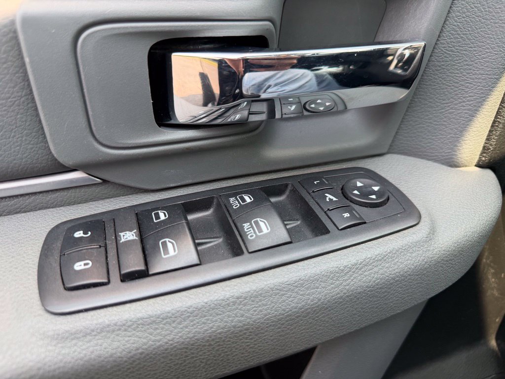 Used 2019 RAM 1500 Classic SLT w/ Black Appearance Group AWD/4WD image 33