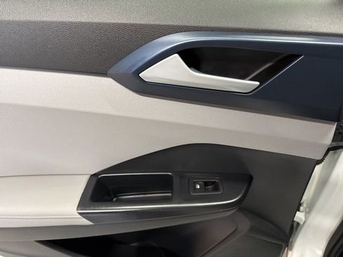 Used 2024 Volkswagen Taos SE image 33