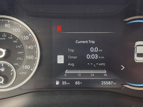 Used 2025 Genesis G70 2.5T image 13