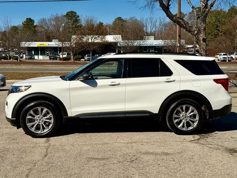 Used 2023 Ford Explorer XLT w/ Equipment Group 202A image 4