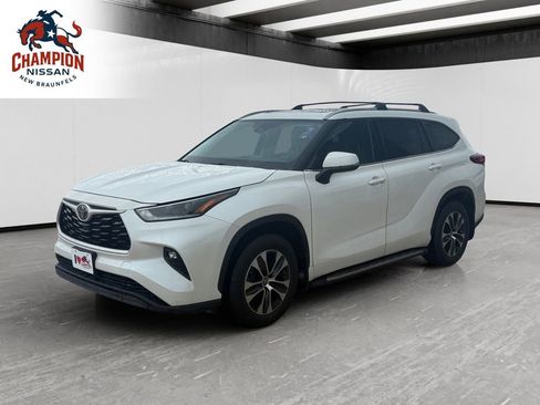 Used 2021 Toyota Highlander XLE FWD image 1