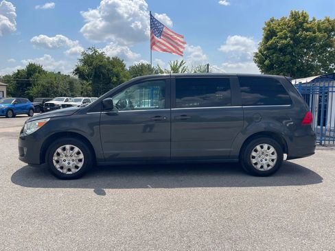 Used 2012 Volkswagen Routan S FWD image 2