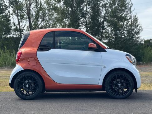 Used 2016 smart fortwo passion RWD image 8