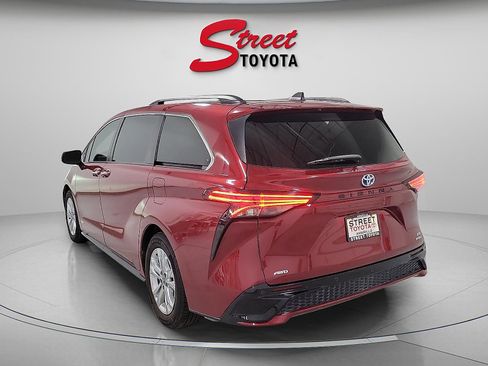 Used 2021 Toyota Sienna XSE AWD/4WD image 2