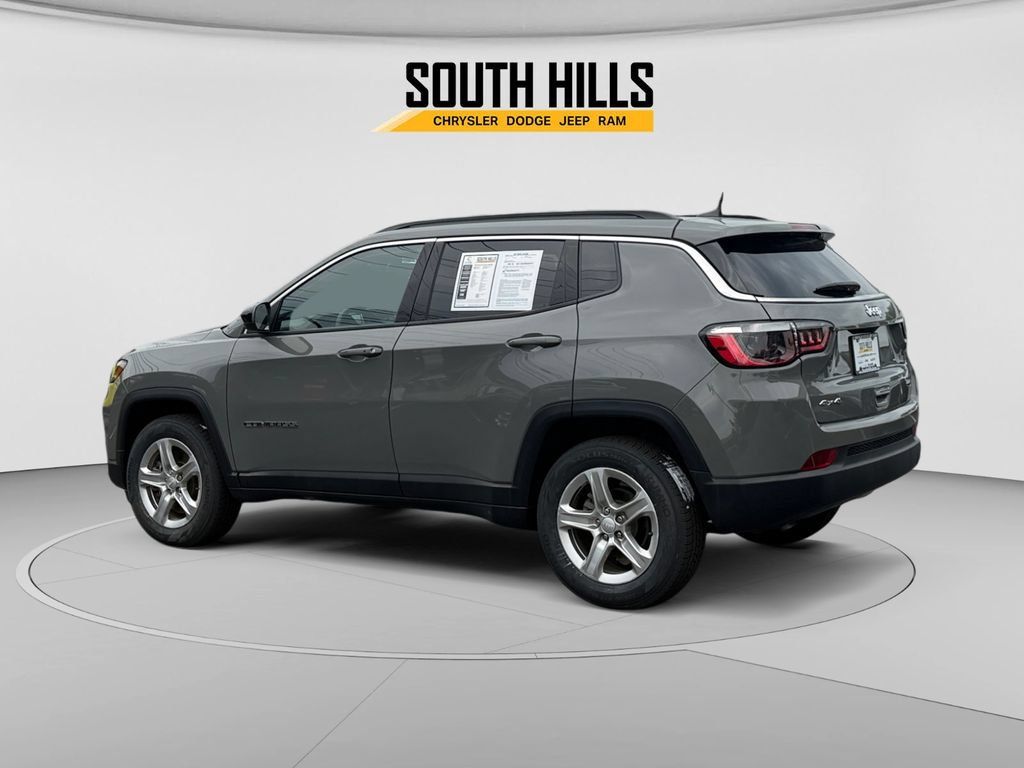 Used 2023 Jeep Compass Latitude AWD/4WD image 3