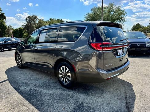 Used 2021 Chrysler Pacifica Touring-L FWD image 6
