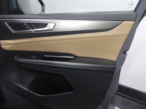 Used 2024 Volkswagen Atlas Cross Sport SE FWD image 19