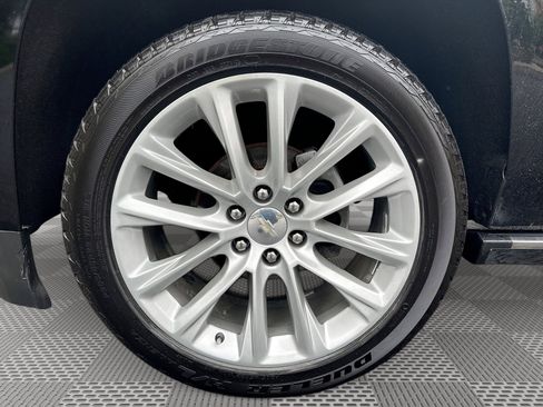 Used 2019 Chevrolet Suburban Premier w/ Premier Plus Edition AWD/4WD image 19