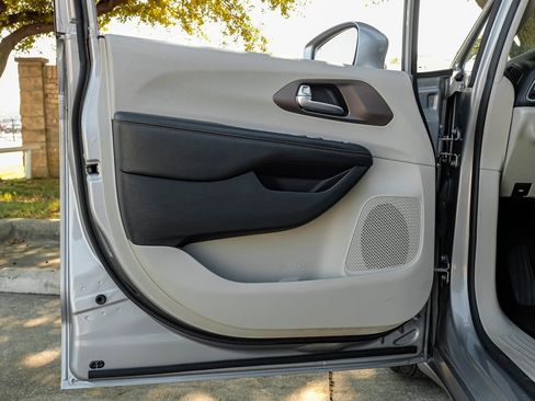 Used 2019 Chrysler Pacifica Touring-L image 53