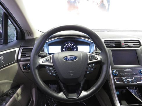 Used 2020 Ford Fusion SE FWD image 15