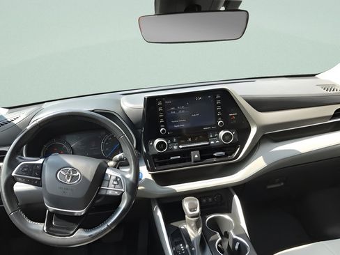 Used 2021 Toyota Highlander XLE AWD/4WD image 15