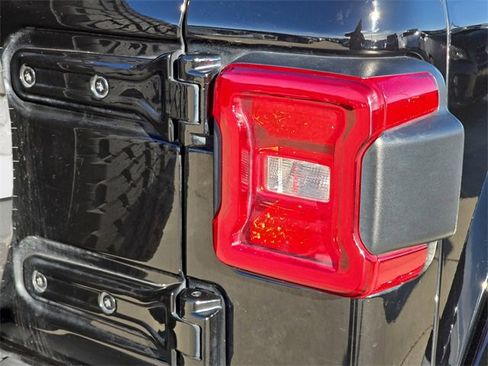 Used 2018 Jeep Wrangler Unlimited Sahara image 37