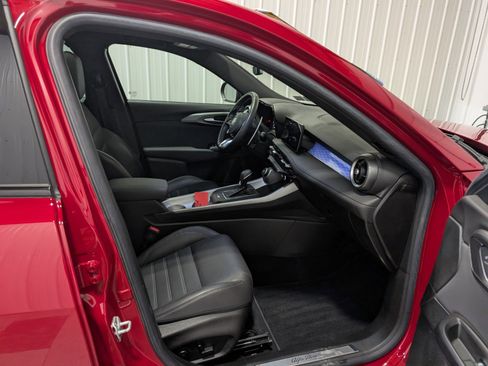 Used 2024 Alfa Romeo Tonale Veloce w/ Premium Interior Package image 28