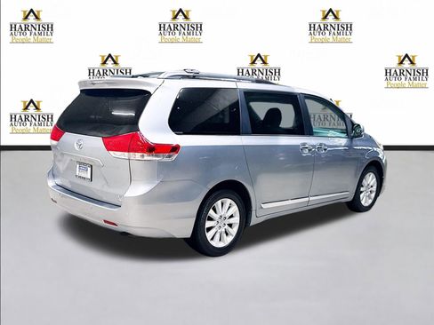 Used 2013 Toyota Sienna XLE image 5